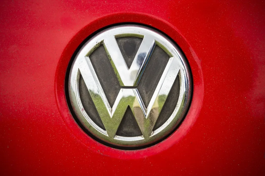 Uszkodzony Volkswagen z aukcji – jak podejść do oceny auta powypadkowego?